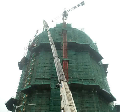 弥勒吊车在工地上作业